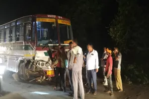 गोंडा: ट्रैक्टर से टकराई रोडवेज बस, मची अफरा-तफरी