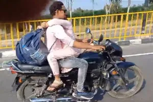 हापुड़ में कपल ने लिपट कर हाइवे पर दौड़ाई तेज रफ्तार में बाइक, वीडियो वायरल 