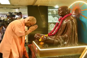 गांधी जयंती 2023: मुख्यमंत्री योगी ने महात्मा गांधी और लाल बहादुर शास्त्री की प्रतिमा पर किए माल्यार्पण, चरखा भी चलाया