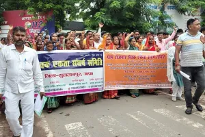 सुलतानपुर: विभिन्न मांगो को रोजगार सेवकों ने भरी हुंकार, सौंपा ज्ञापन