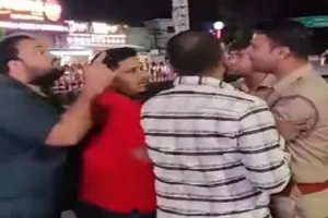 लखनऊ: दबंगो ने हजरतगंज चौराहे पर किया हंगामा, कार सवार युवकों से मारपीट, पुलिस से भी की अभद्रता