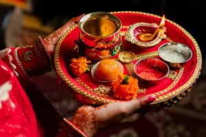 Karva Chauth 2023: करवा चौथ पर सजा बाजार, खरीदे जा रहे सोने-चांदी के उपहार 