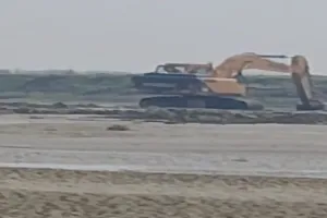 अयोध्या-बाराबंकी बार्डर पर बालू माफिया का राज, बिना निशानदेही चल रहा खनन, सरकार को लग रहा है करोड़ों के राजस्व का चूना 