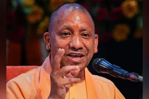 जनता की समस्याओं को संवेदनशीलता से सुनकर प्रभावी समाधान सुनिश्चित करें अधिकारी: सीएम योगी 