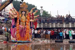 जौनपुर: गगनचुम्बी जयघोष से आदिशक्ति मां की प्रतिमाएं शक्ति कुण्ड में विसर्जित