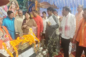 सांसद मेनका गांधी ने मुर्गों को पिजड़े से कराया मुक्त, चोटिल गाय को भेजवाया पशु चिकित्सालय