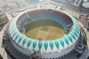 लखनऊ: इकाना में टिकटों के लिए चक्कर लगा रहे क्रिकेट प्रेमी, ऑफ लाइन टिकटों की बिक्री का कर रहे इंतजार