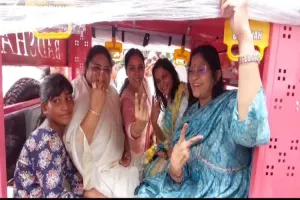 गांधी जयंती पर सड़कों पर ई-रिक्शा लेकर उतरीं महिलाएं, पहली सवारी बनीं विधायक, एमएलसी और डीएम