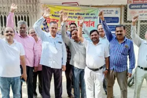 हरदोई: कमीशन बढ़ाने सहित विभिन्न मांगों को लेकर एजेंटों ने शुरू की हड़ताल 