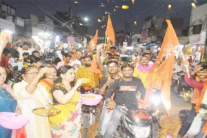 हरदोई: नगर में धूमधाम से निकाली गई शौर्ययात्रा, जगह-जगह पुष्पवर्षा कर हुआ स्वागत 