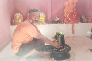 हरदोई का अनोखा मामला, शिवलिंग पर हाथ रखकर बोला शराबी- कसम खाता हूं, अब नहीं पियूंगा शराब, यह था प्रकरण...