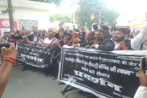 मुरादाबाद: कलेक्ट्रेट में रजिस्ट्री कार्यालय लाने को अधिवक्ताओं ने किया प्रदर्शन, दिया ज्ञापन 