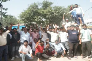 रामपुर: टैंपों चालकों ने लगाया पालिका अफसरों पर अवैध वसूली का आरोप, किया हंगामा 