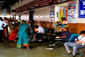 मुरादाबाद : ट्रेनों की लेटलतीफी से यात्री परेशान, छह घंटे देरी से पहुंची सद्भावना