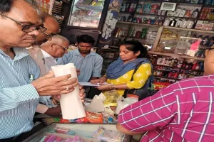 मुरादाबाद: छापेमारी कर कुट्टू का आटा व साबूदाना जांच के लिए भेजा