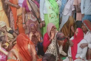 अमरोहा : फंदे पर लटका मिला किसान का शव, परिजनों ने लगाया हत्या का आरोप