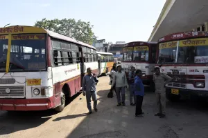 मुरादाबाद: रोडवेज प्रबंधन के दावे खोखले, बसों की टूटी खिड़कियां यात्रियों की बढ़ा रहीं परेशानी