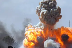 अमेरिकी हवाई हमलों ने सीरियाई-इराकी सीमा पर ट्रकों को बनाया निशाना, निर्माण सामग्री को किया न‍ष्ट 