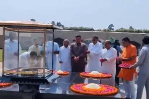 दिल्ली के भाजपा सांसदों व विधायकों ने ‘भष्ट’ आप सरकार से मुक्ति के लिए राजघाट में प्रार्थना की 