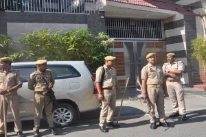 रामपुर : आजम खां के करीबियों के घर आयकर विभाग का छापा, मचा हड़कंप...देखें VIDEO