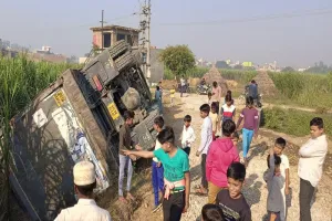 संभल : बजरफुट से लदा ट्रक पलटा, चालक-हेल्पर ने कूद कर बचाई जान