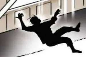 अमरोहा: भूकंप के झटके में तीसरी मंजिल से गिरा मजदूर, हालत गंभीर