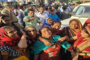 रामपुर : मां-बेटे के हत्यारोपियों की गिरफ्तारी न होने पर भड़के परिजन, लगाया जाम, बोले- पुलिस ने ले ली मोटी घूस