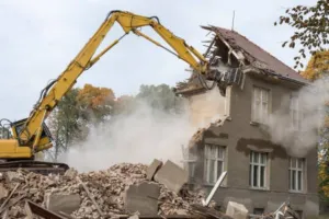 रुद्रपुर: जिला अस्पताल परिसर में ढहाया पुराना स्ट्रक्चर