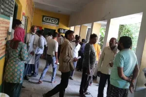 Mahoba News: जिले की सहकारी समितियों में डीएपी खाद को लेकर मची मारामारी, बुवाई कार्य हो रहा प्रभावित