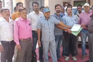 Mahoba News: ग्राम रोजगार सेवकों ने आठ सूत्री मांगों को लेकर डीएम को सौंपा ज्ञापन, ये मांगें रखी