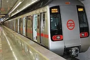 दिल्ली मेट्रो में प्रेमी जोड़े की शर्मनाक हरकत, प्रेमिका के मुंह में भरा दूध, फिर चम्मच से निकालकर पी लिया, देखें वीडियो