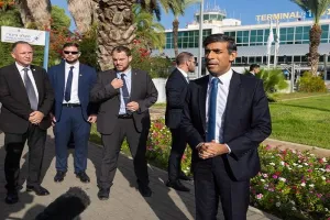 इजरायल पहुंचे ब्रिटेन के प्रधानमंत्री ऋषि सुनक, बोले- मैं हमेशा आपके साथ हूं, खाड़ी देशों में बढ़ा तनाव