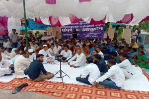 अमेठी: संजय गांधी अस्पताल गेट पर कर्मचारियों का सत्याग्रह जारी, पूर्व एमएलसी ने कर्मचारियों का किया समर्थन