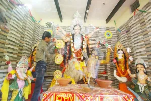 काबिले तारीफ: वाराणसी में 13 वर्षीय छात्र ने यूट्यूब पर देखकर बनाई मां की भव्य प्रतिमा