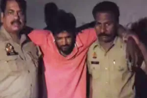 गाजियाबाद में छात्रा से मोबाइल लूट के आरोपी को पुलिस ने मुठभेड़ में किया गिरफ्तार, दूसरा फरार