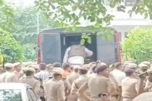 प्रयागराज: बुलेटप्रूफ जैकेट में डॉन बबलू श्रीवास्तव की कोर्ट में हुई पेशी, फिरौती मामले में बयान दर्ज