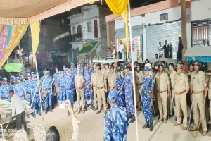 बहराइच: आरएएफ जवानों के साथ पुलिस ने किया फ्लैग मार्च, दुर्गा पूजा-दशहरा को देखते हुए बढ़ाई चौकसी
