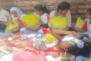 बांदा: मां की साधना में लीन किन्नर ने सीने में बोए जवारे, दर्शन को उमड़ रही भीड़...