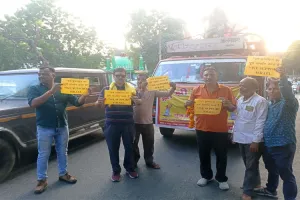 लखनऊ : मां दुर्गा की प्रतिमा विसर्जन जुलूस में इजरायल के समर्थन में दिखाये पर्चे