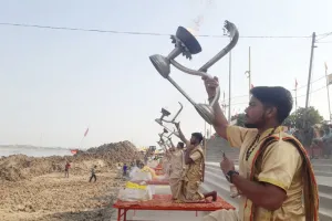 वाराणसी: चंद्रग्रहण के कारण दिन में की गई मां गंगा की आरती, चौथी बार टूटी 32 साल पुरानी परंपरा... 