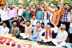 कानपुर: एबीवीपी ने सड़क पर किया जोरदार प्रदर्शन, दोषी शिक्षिका निलंबित, यह था पूरा मामला...