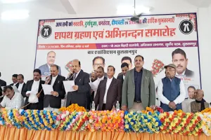 सुलतानपुर: बार एसोसिएशन की कार्यकारिणी को जिला जज ने दिलाई शपथ