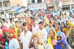 कौशांबी: वर्चस्व की जंग में प्रधान पति को खंभे से बांधकर पीटा, गुस्साए ग्रामीणों ने किया चक्का जाम 