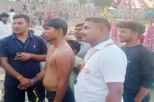 अयोध्या में मूर्ति विसर्जन के दौरान होते-होते बचा हादसा, डूब रहे शख्स को जल पुलिस ने बचाया