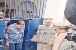  प्रयागराज पुलिस माफिया डॉन बबलू श्रीवास्तव को बरेली सेंट्रल जेल से लेकर नैनी जेल हुई रवाना