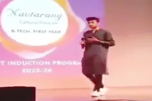 छात्र ने मंच से लगाया जय श्री राम का नारा, भड़कीं शिक्षिका ने बिना परफार्मेंस के मंच से नीचे उतारा, हंगामा