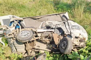 गोंडा: ट्रक की ठोकर से खाई में पलटी वैन, चालक की मौत, एक गंभीर 