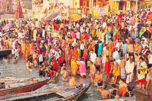 वाराणसी: चंद्रग्रहण के बाद गंगा घाटों पर उमड़ी भीड़, लाखों श्रद्धालुओं ने लगाई डुबकी, किया दान