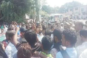 प्रयागराज: सड़क हादसे में घायल बेटे की अस्पताल में मौत से कोहराम, गुस्साए परिजनों ने शव रखकर किया चक्काजाम