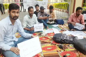 वाराणसी: बीएचयू के सेंट्रल ऑफिस में फैलोशिप की मांग को लेकर धरने पर बैठे छात्र 
